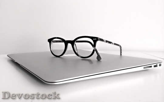 Devostock apple-computer-eyeglasses-159417