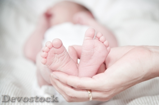 Devostock baby-baby-feet-bed-325690