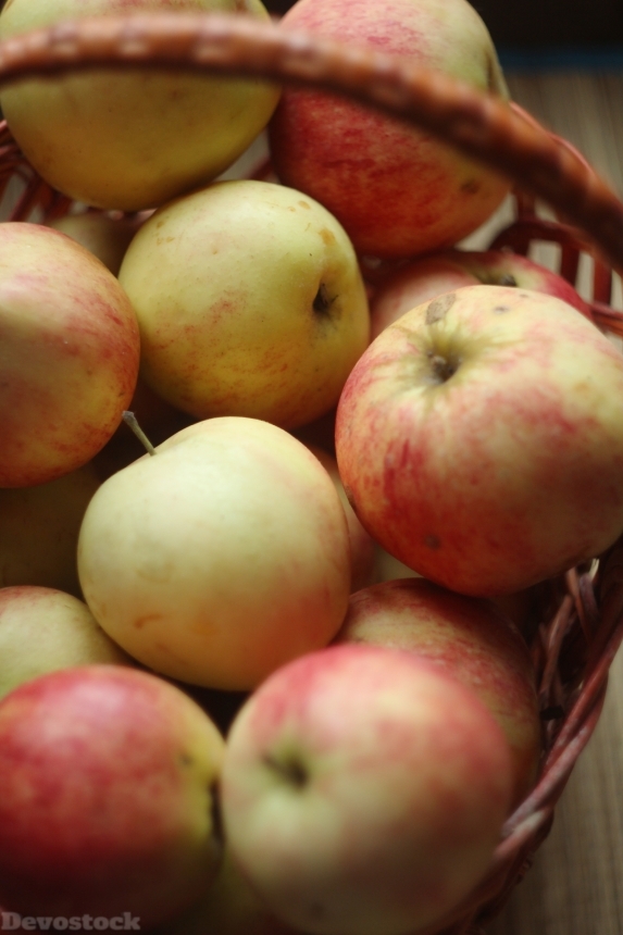 Devostock Apples Summer Food Basket