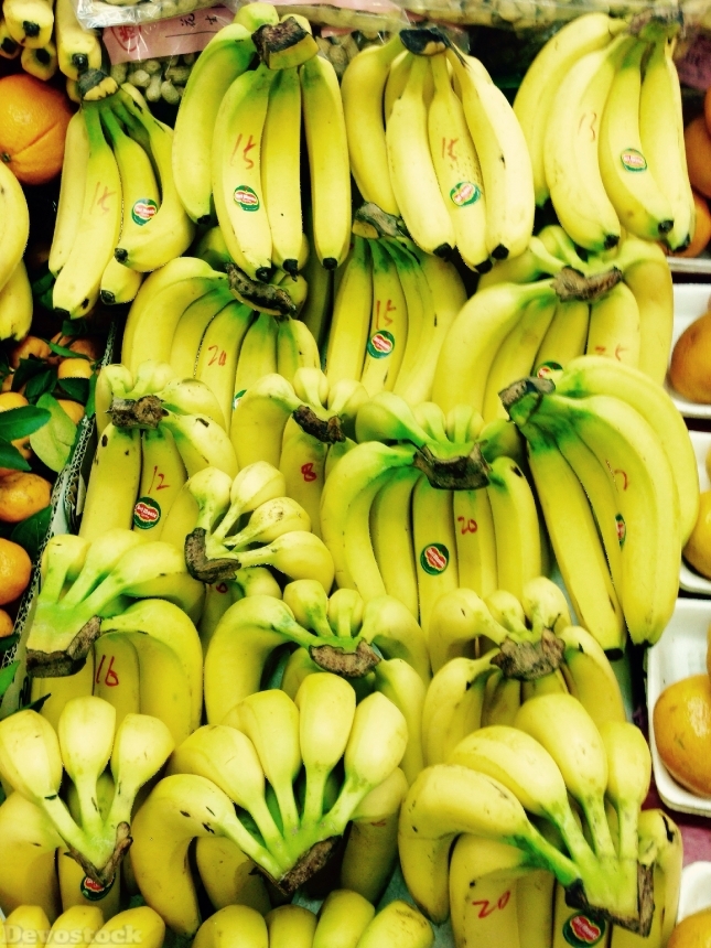 Devostock Bananas Yellow Market Fruit