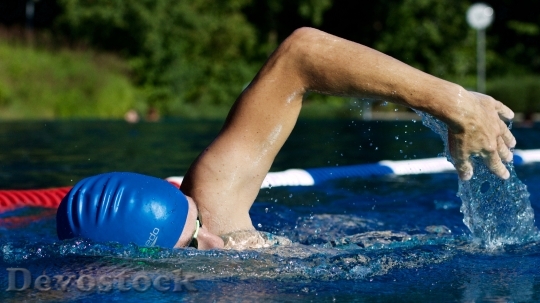 Devostock Sport Swimmer Swim Crawl 163306.jpeg