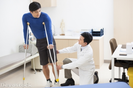 Devostock Doctor examining patient_qt_s leg