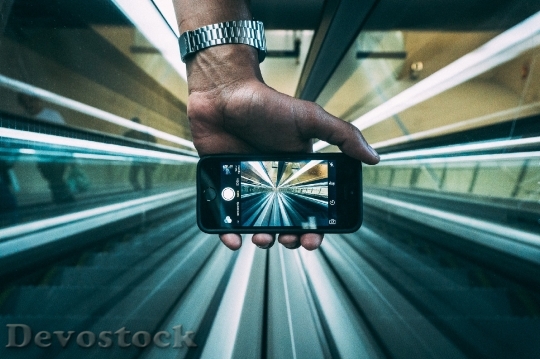 Devostock escalators-hand-iphone-171947