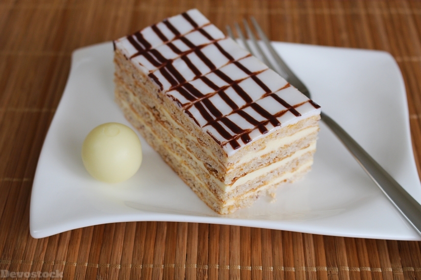 Devostock eszterhazyschnitte-cream-slice-dessert-39381.jpeg