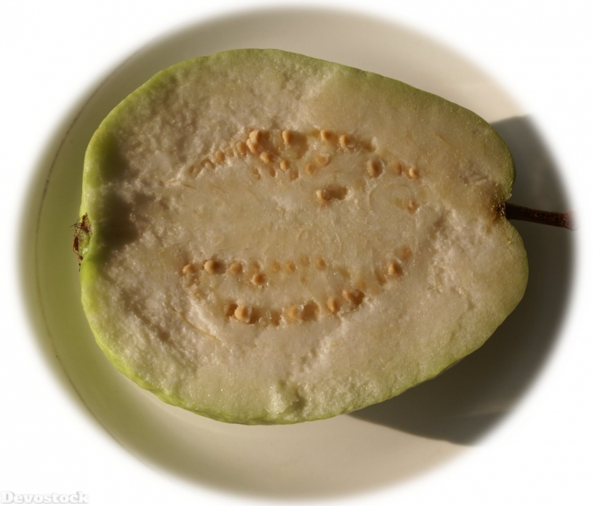 Devostock guavaseedscutguavafruit-dsc00250
