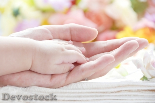 Devostock Mother and baby hands
