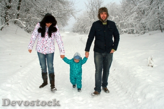 Devostock Baby Family Snow Walk