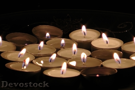 Devostock Burning Tealight Candles