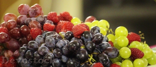Devostock Fruit Raspberries Grapes Hell
