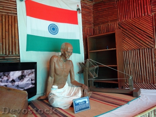 Devostock Gandhi Statue Spinning Wheel