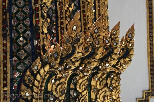 Devostock Gold Jewelled Decor Ornate