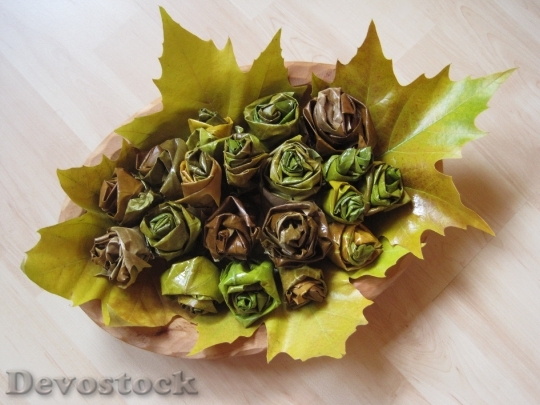 Devostock Herbstdeko Leaves Rolled Roses