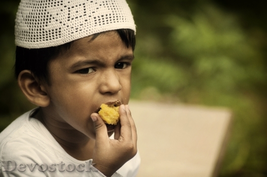 Devostock Kid Boy Muslim Eat