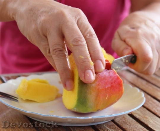 Devostock Mango Hand Fruit Cut