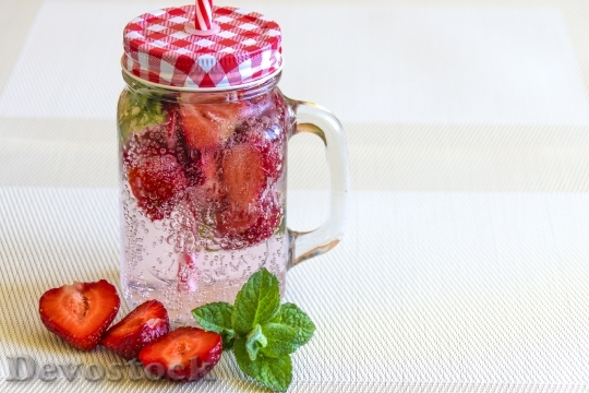 Devostock Mineral Water With Strawberries