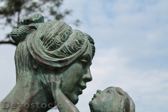 Devostock Mother Child Sculpture Fig