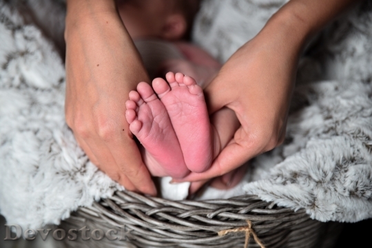 Devostock Newborn Baby Feet Toes
