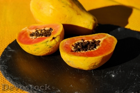 Devostock Papaya Fruit Cut In