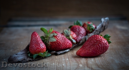 Devostock Strawberries Red Ripe Course 0