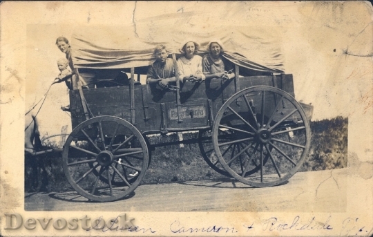 Devostock Vintage Covered Wagon Family