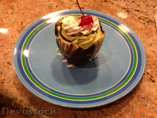 Devostock Dessert Pistachio Cream Cake