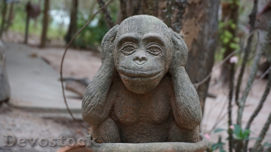 Devostock Monkey Statue Closed Ear