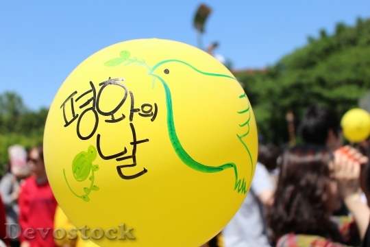 Devostock Peace Balloon Yellow Dove