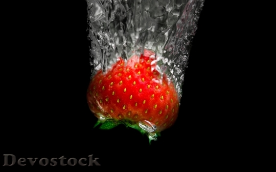 Devostock Strawberry Dive Water Bubbles